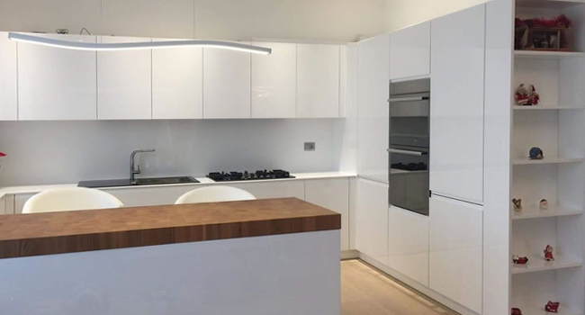 Kitchen design: Modern kitchen with peninsula