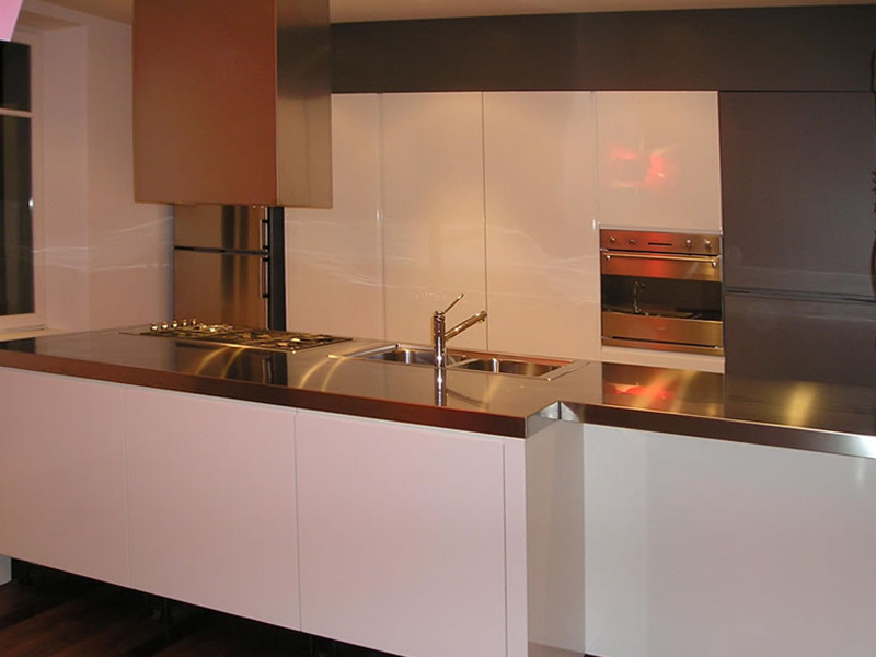 Lacquered kitchen with island