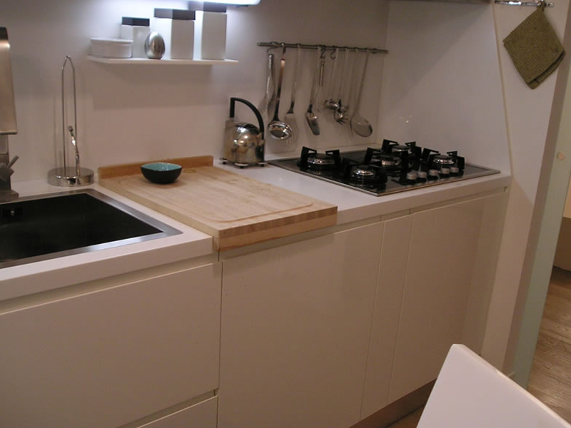 Cucina laccata con top in Corian