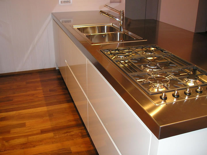 Cucina laccata su misura con isola
